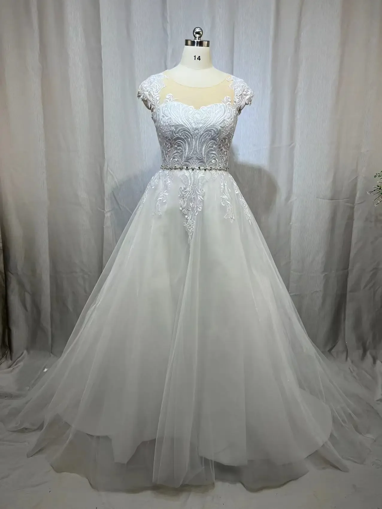 

2022 Amazing Wedding Dress Plus Size With Belt V neck Cap Sleeve A Line Wedding Gowns Tulle Lace Applique Robe De Mariee Gown