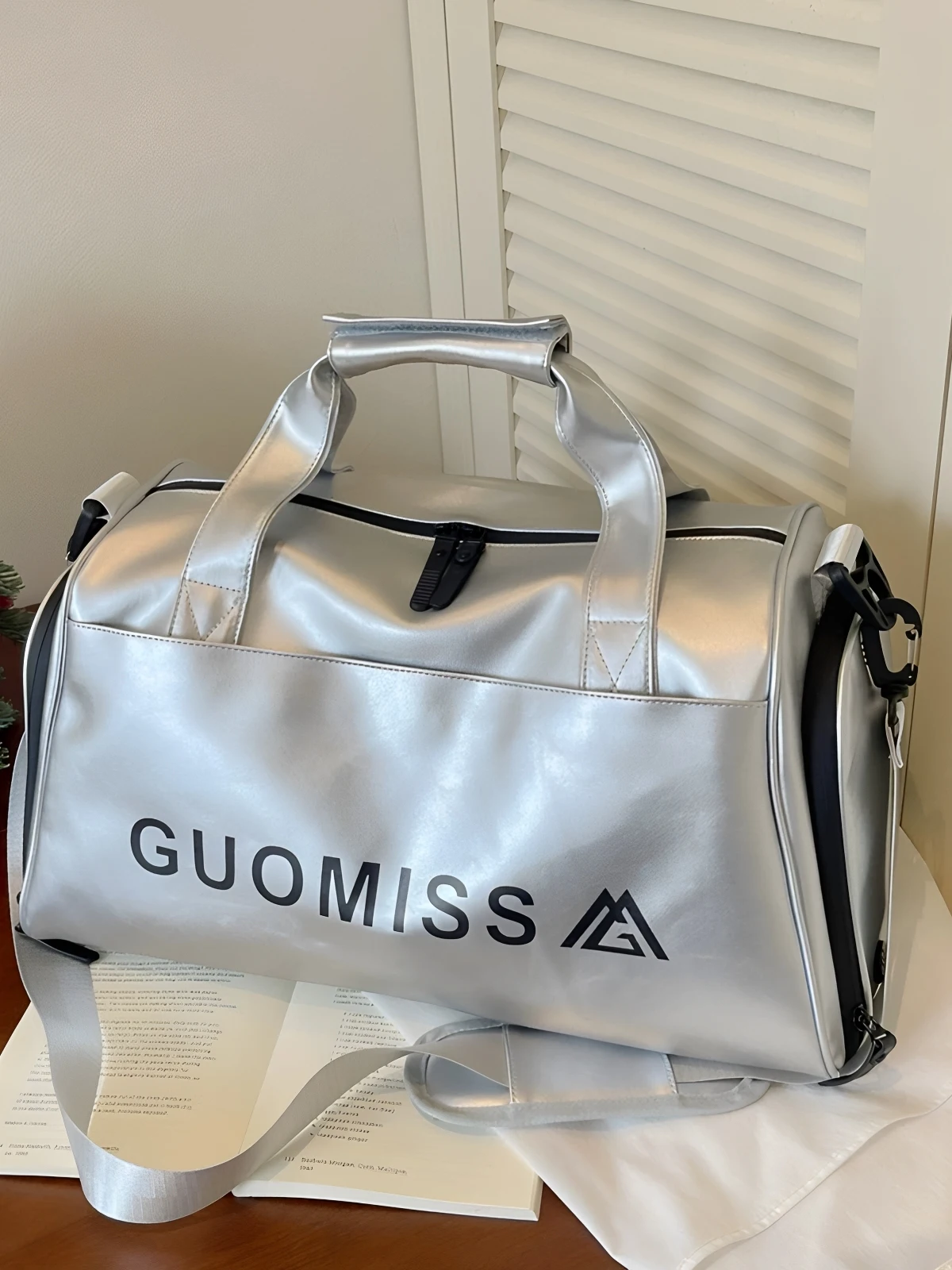 new-fashionable-travel-bag-for-men-and-women-short-trip-handheld-sports-fitness-bag-wet-and-dry-separation-large-capacity