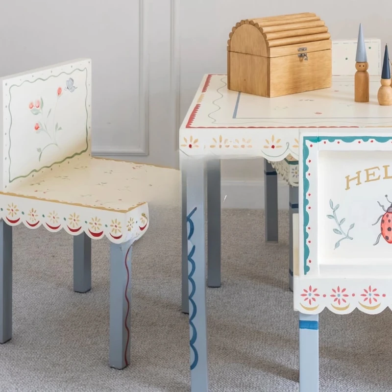 طاولة دراسة خاصة للأطفال من الخشب الصلب الفرنسي مرسومة يدويًا وأثاث طاولة الكتابة في الفصول الدراسية لرياض الأطفال