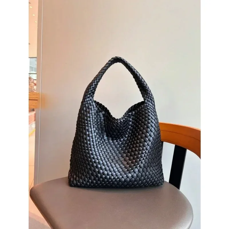 New fashionable handbag with niche design woven handbag bucket bag, single shoulder armpit bag, simple retro style bag