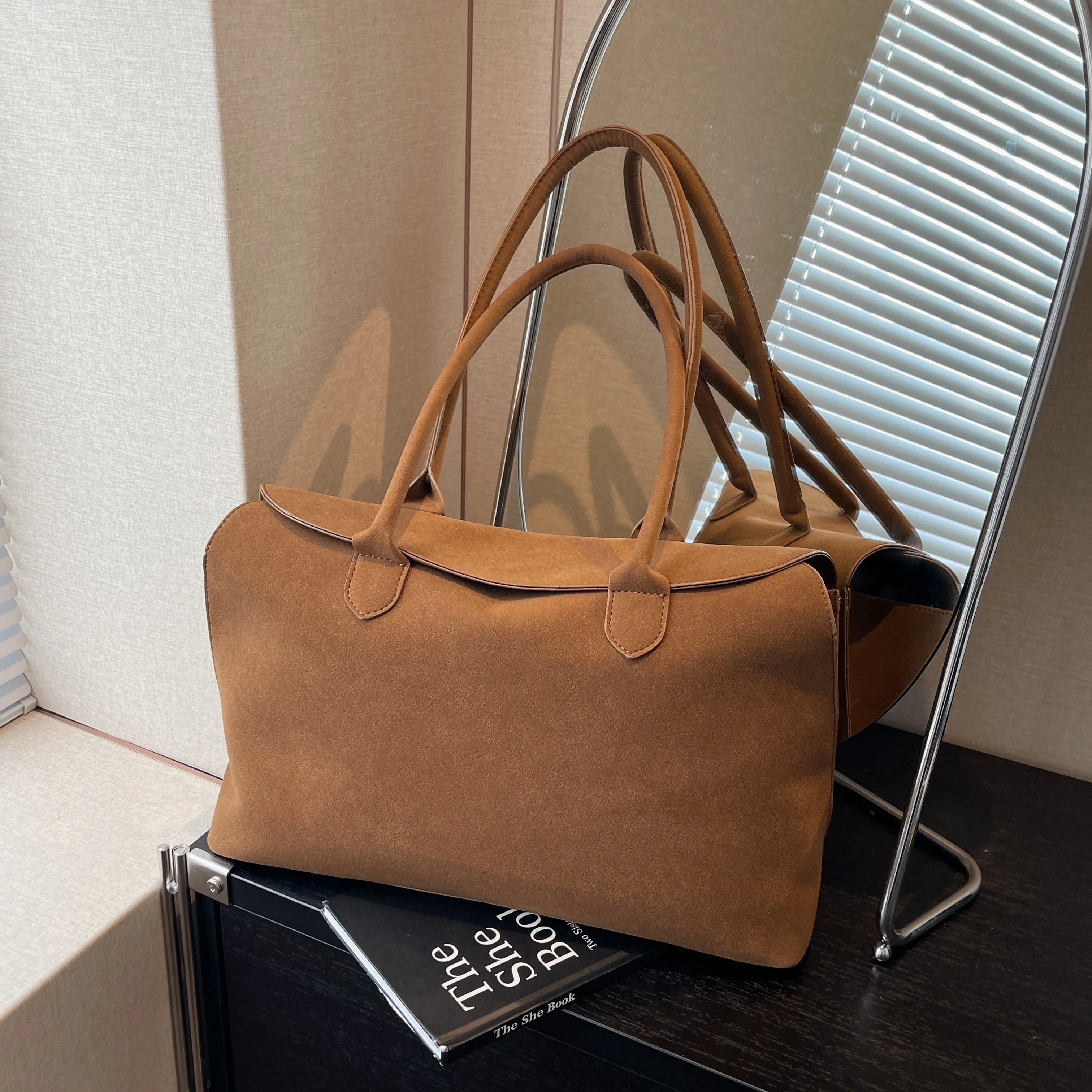 

Minimalist leather large-capacity tote bag lady lazy breeze commuter bag superior sense one-shoulder armpit bag