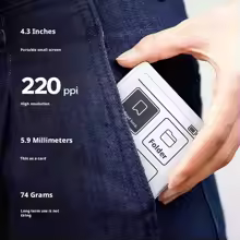 Mão inserindo o leitor de e-book Xteink X4 branco no bolso de uma calça jeans, destacando seu design fino e portátil.