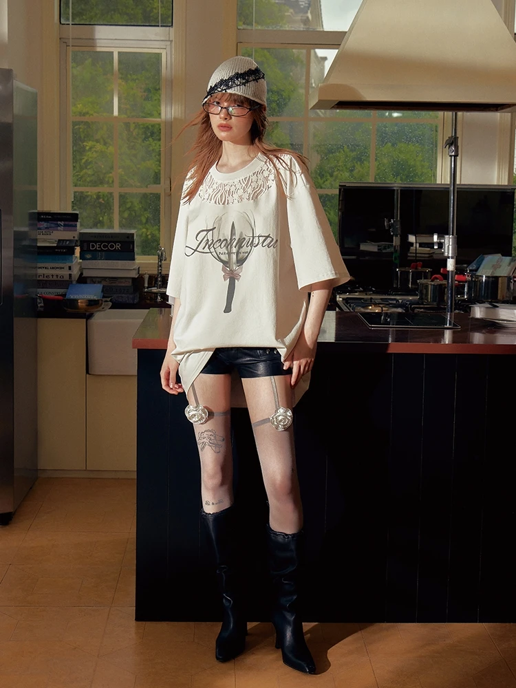 

Женская футболка INCONNUSTU с кружевными вставками и вырезами, летняя коллекция 2024, свободный крой, уличный стиль, с принтом, винтажная, с круглым вырезом, короткий рукав