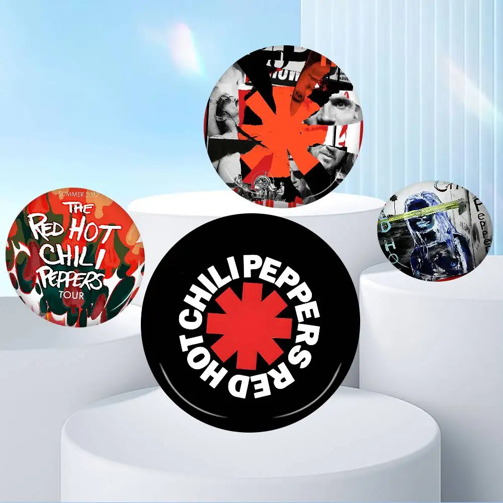 شعبية روك باند R-الأحمر الساخن C-فلفل الحار P-فلفل الإبداعية دبابيس مضحك جولة المفاجئة في بروش شارة ظهره قبعة اكسسوارات مجوهرات