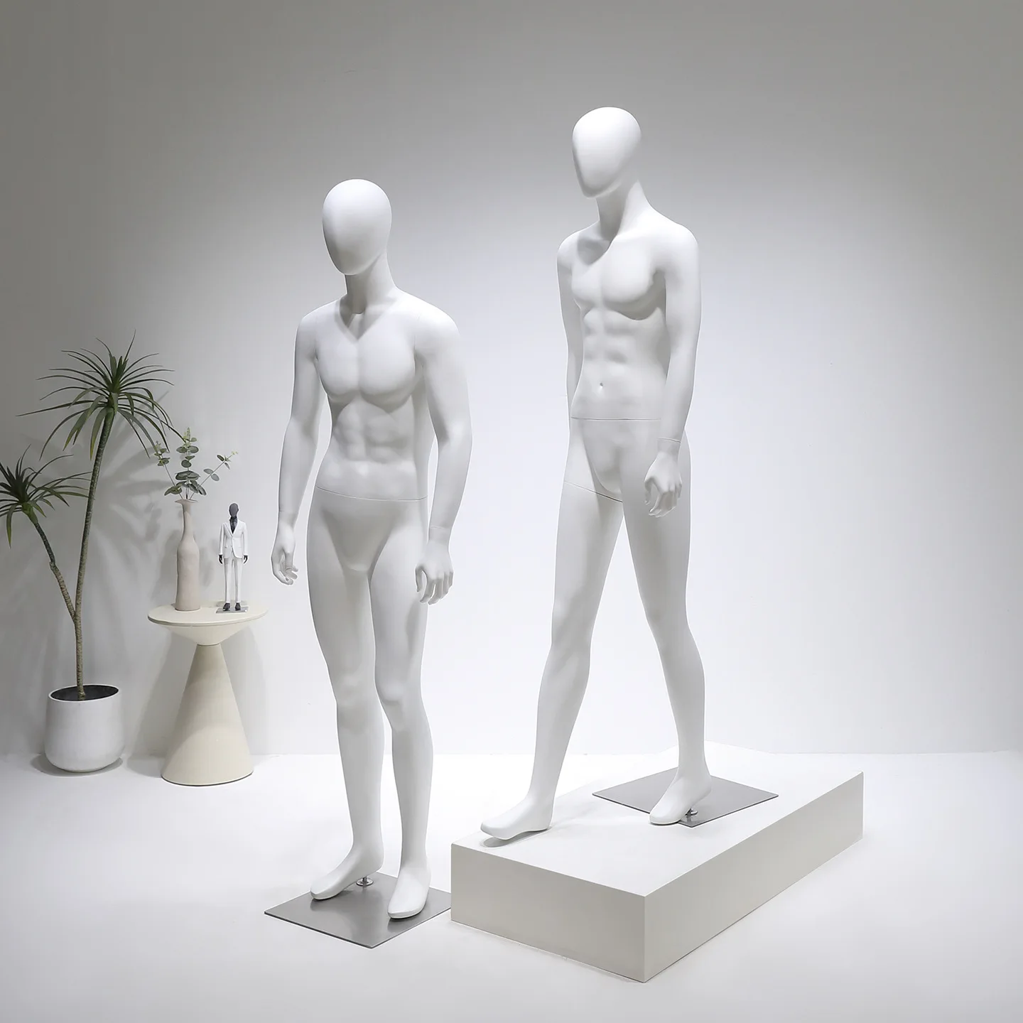 Men's clothing store high-end model props, men's clothing store window display for men's wear, realistic mannequin model display