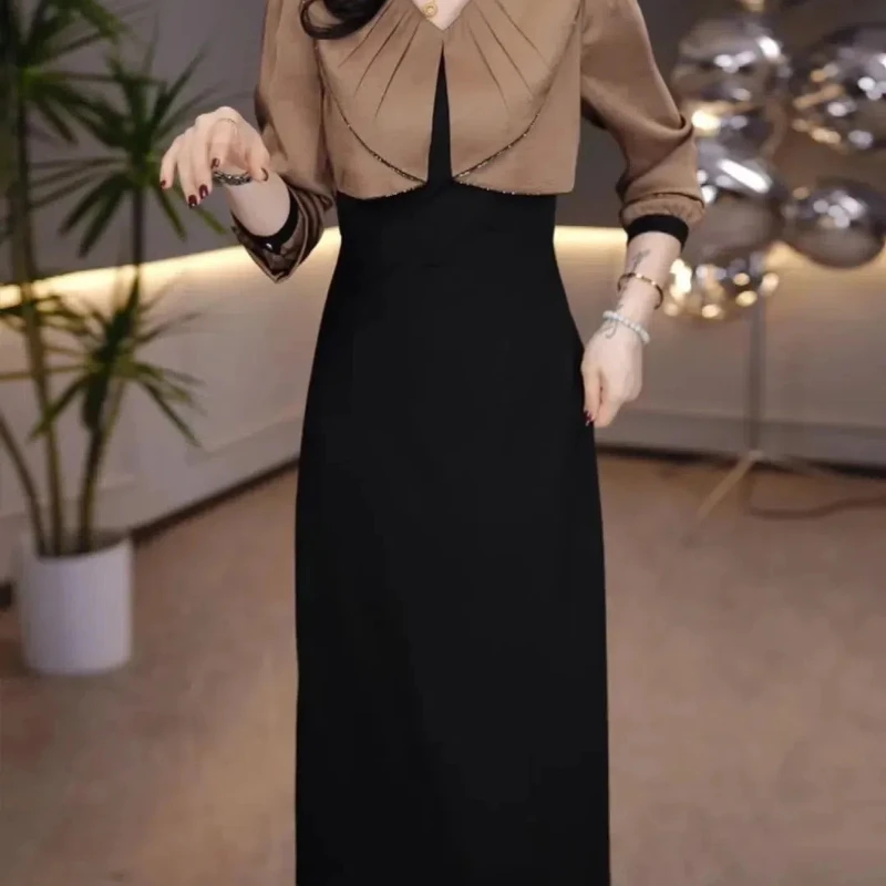 

A New High-end Slimming Western Style That Covers the Flesh Exuding a Fashionable and Youthful Autumn Winter Commuting Dresses