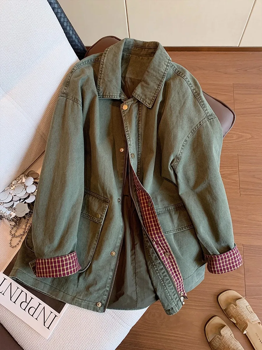 แจ็คเก็ตยีนส์สีเขียวทหารสไตล์วินเทจสำหรับผู้หญิง ลายสก็อตแบบแพทช์เวิร์ค เสื้อโค้ทโอเวอร์ไซส์สำหรับฤดูใบไม้ผลิและฤดูใบไม้ร่วง แจ็คเก็ตมีกระเป๋าแบบคาร์โก้ แจ็คเก็ตแบบฟอกสี