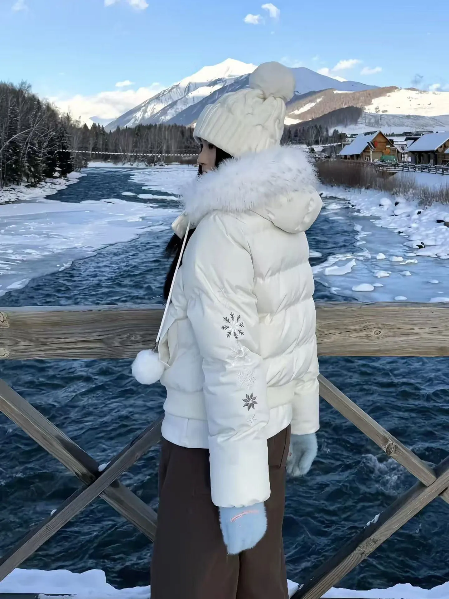Snowflake Embroidery Winter Padded Jacket Women 2026 Thick Large Faux Fur Collar Hooded Parkas Female Sweet Short Puffer Jackets