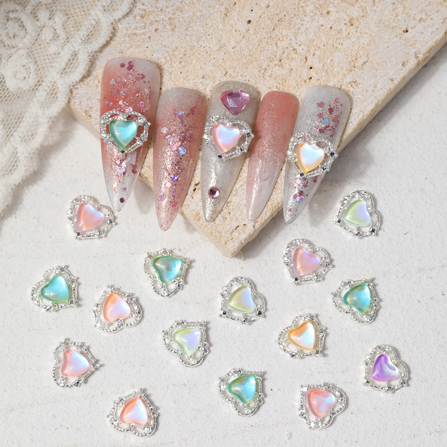 10 stücke herzförmige Aurora Nail Art Dekoration Legierung Strass niedlichen Nail Art Zubehör bunte Nagel Zubehör