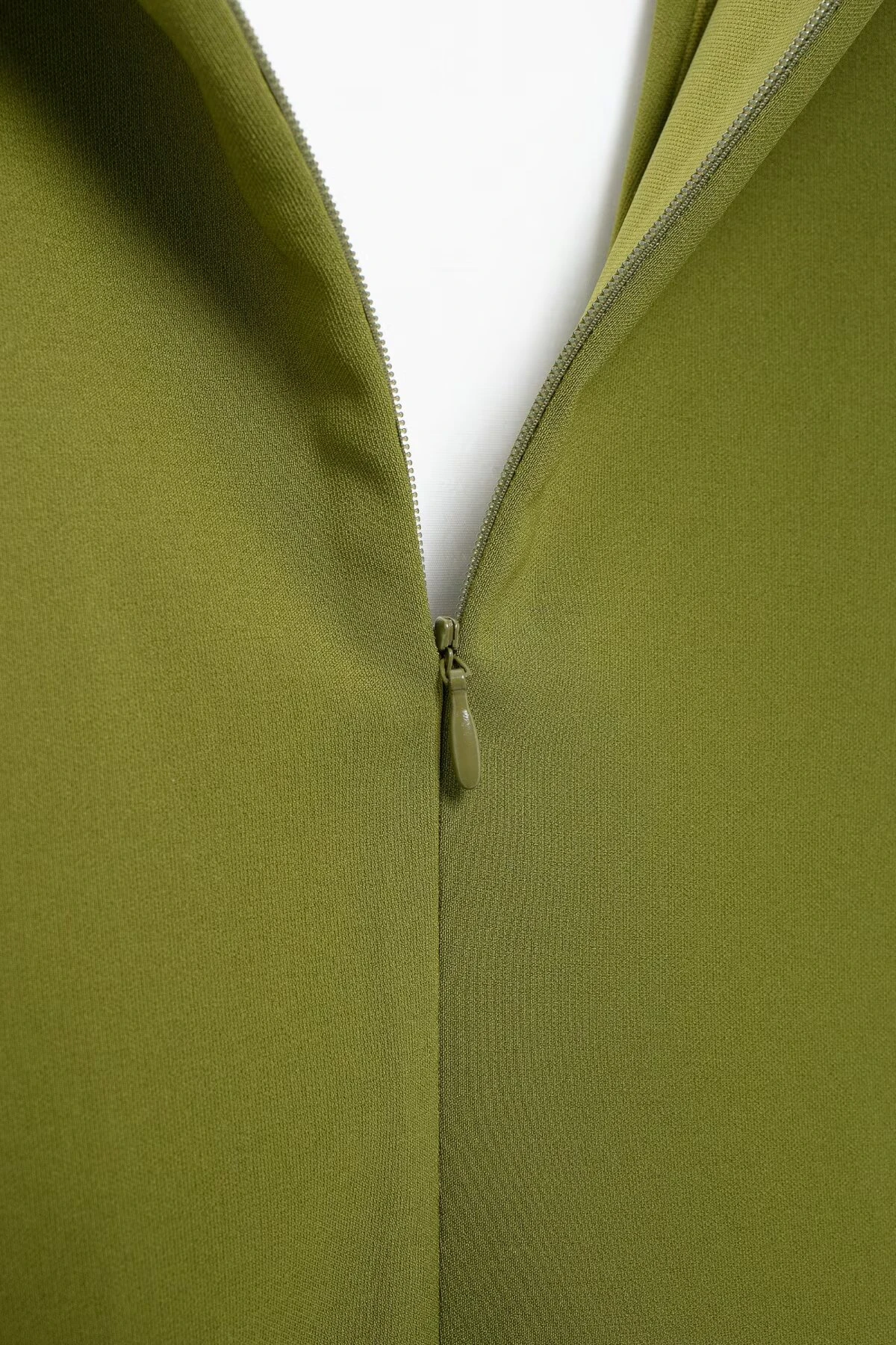 Elegancka, seksowna sukienka na ramiączkach wakacyjna plażowa damska sukienka letnia 2025 z paskiem zielona mini plisowana damska sukienka na imprezę z szarfami