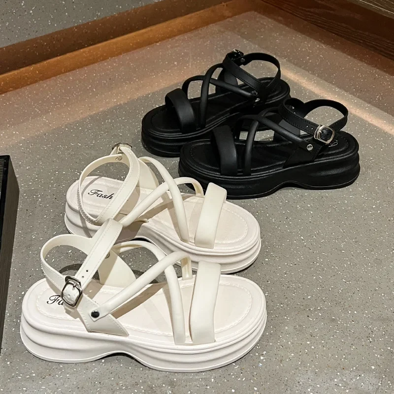 Novedad de verano, moda de celebridad de Internet, palabra realzada francesa gruesa con falda transpirable a juego, sandalias con tiras