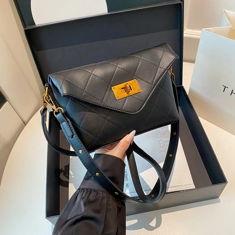 

Women's Handbag Crafted From Fine Leather Featuring Trendy Commuter Design And Famous Vintage Paris Look​