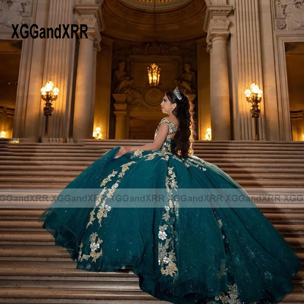 فستان Quinceanera أخضر داكن لامع ، ثوب حفلة أميرة ، زينة ذهبية ، ترتر ، حلو 16 ، عيد ميلاد ، XV ، 2022