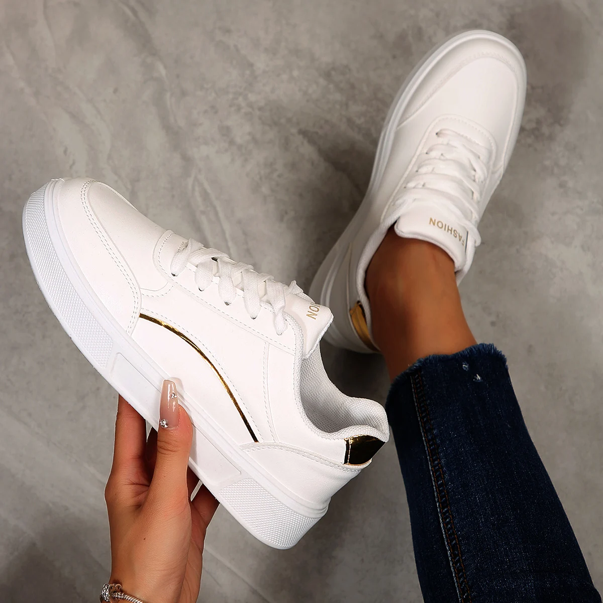 

Женская повседневная обувь, новинка 2025 года, роскошные повседневные туфли на плоской подошве, женские кожаные прогулочные кроссовки на шнуровке, модная уличная обувь на толстой подошве