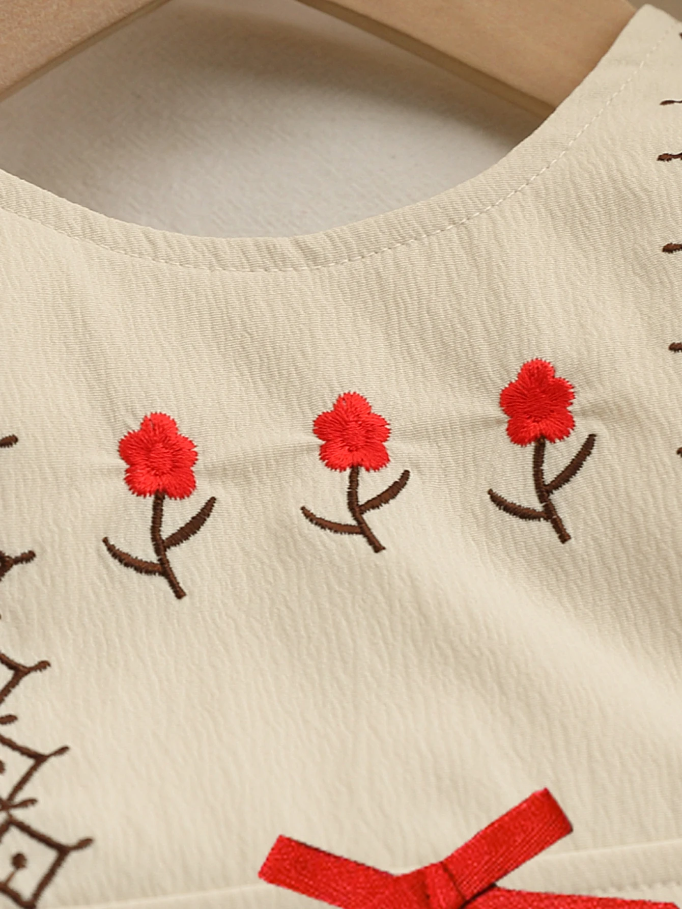 Sommer-Body für Babymädchen, ärmellos, einteilig, aus gewebtem Stoff mit kleiner Blumenstickerei und 3D-Schleifendekor, Träger-Strampler – Detail 5