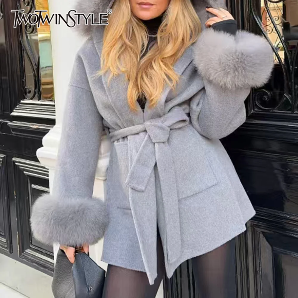 

TWOTWINSTYLE серая темпераментная утягивающая куртка для женщин с капюшоном и длинными рукавами, теплое шерстяное пальто, женская зимняя одежда, новинка