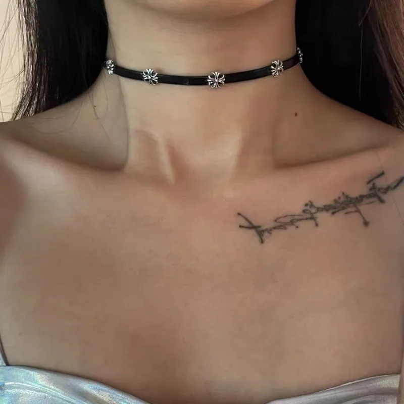 틈새 디자인의 펑크 스타일 블랙 가죽 칼라 심플하고 멋진 카멜리아 꽃 진주 목걸이 섹시하고 매혹적인 액세서리