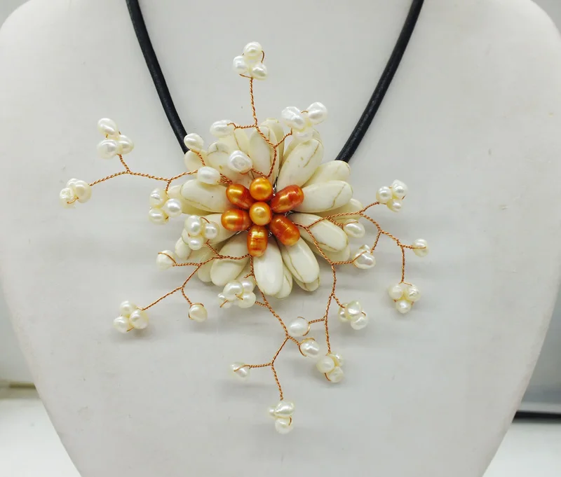 

Goodness !!! price preferential !! Shell pearl beautiful Flower Necklace ( last necklace) 18"