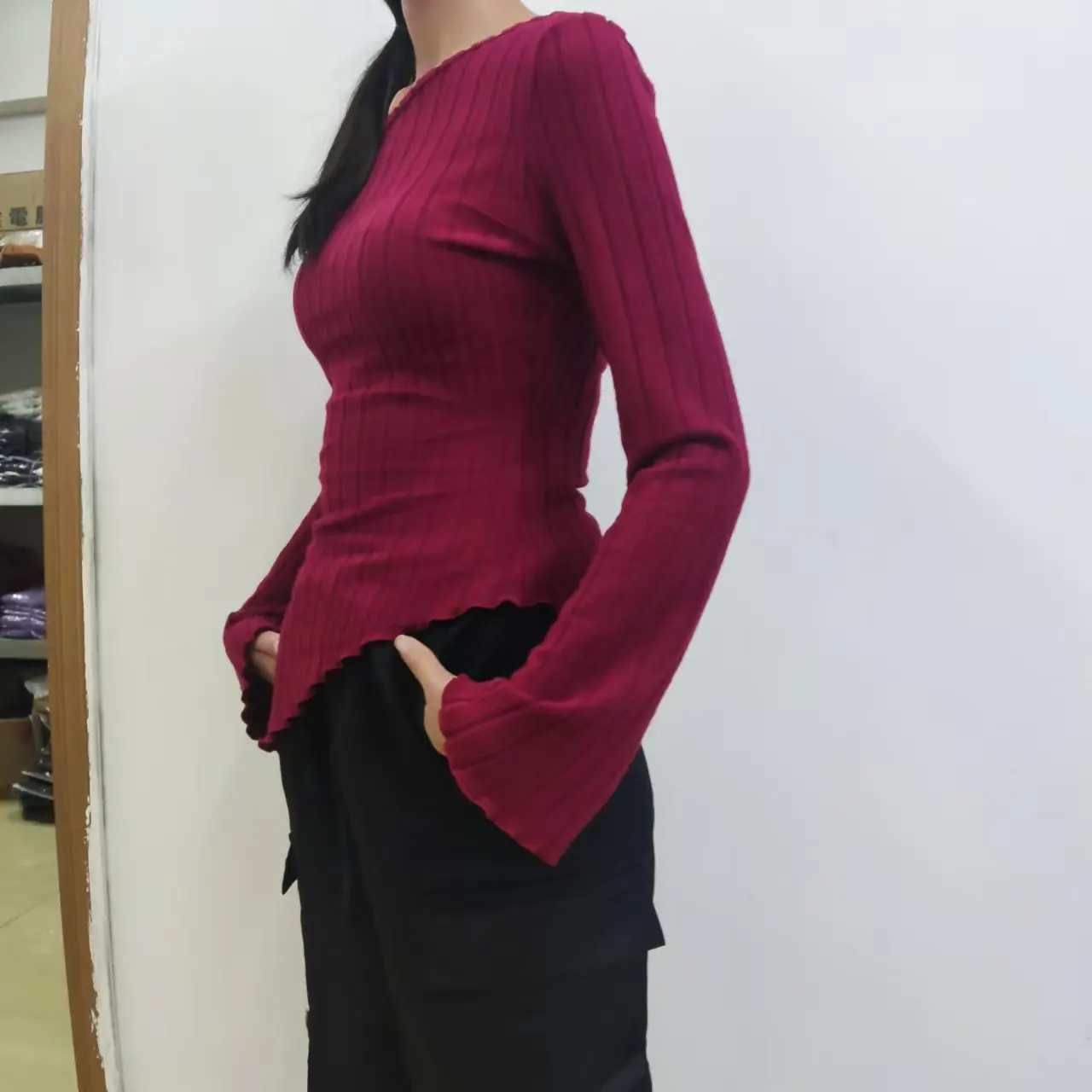 Damen Einfarbiges Schulterfreies Langarm-Shirt mit Asymmetrischem Schnitt, Elegantes Casual Street-Style Top mit Trompetenärmeln – Detail 19