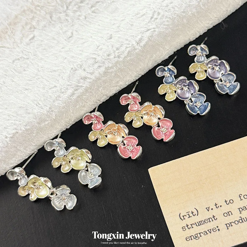 Sweet and simple drip oil flower earrings, fashionable and delicate earrings, light luxury and senior earring design sense