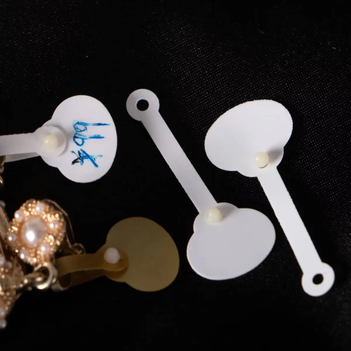Druckknopf-Ringanhänger aus PVC in Goldweiß, Schmuckanhänger, Halsketten-Verpackungsetikett, Kunststoff-Geschenkanhänger, Vinyl-Knopfclip-Verschluss – Detail 3