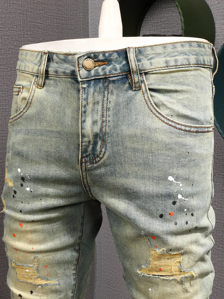 

Винтажные мужские эластичные узкие джинсы желтого цвета грязи с брызгами краски, рваными заплатками, ностальгические брюки в уличном стиле