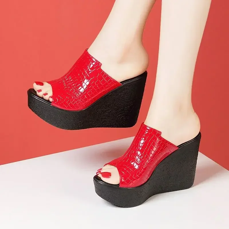 11cm Małe Rozmiary 32-43 Letnie Skórzane Buty na Platformie Koturny Klapki 2026 Wysokie Obcasy Damskie Pantofle do Biura Model Mama
