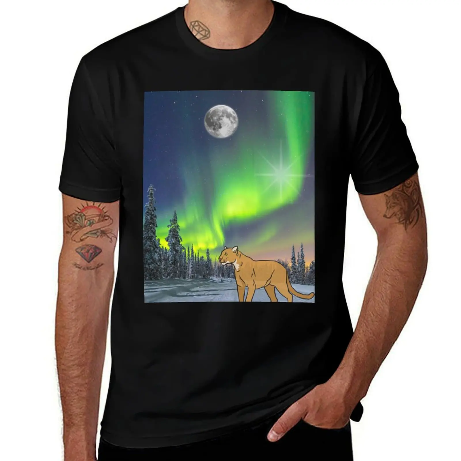 T-shirt Mountain Lion in Awe of Aurora Up North sur le thème de Noël