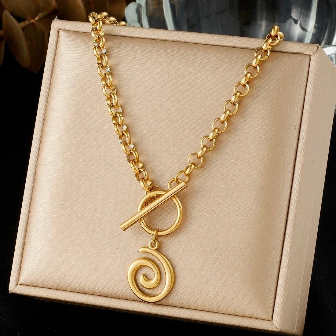 Edelstahl Spiral-Anhänger Halskette für Damen mit OT-Verschluss-Design, Nischen-Schmuck, Schlichte Neue Mode, Pendler-Halskette