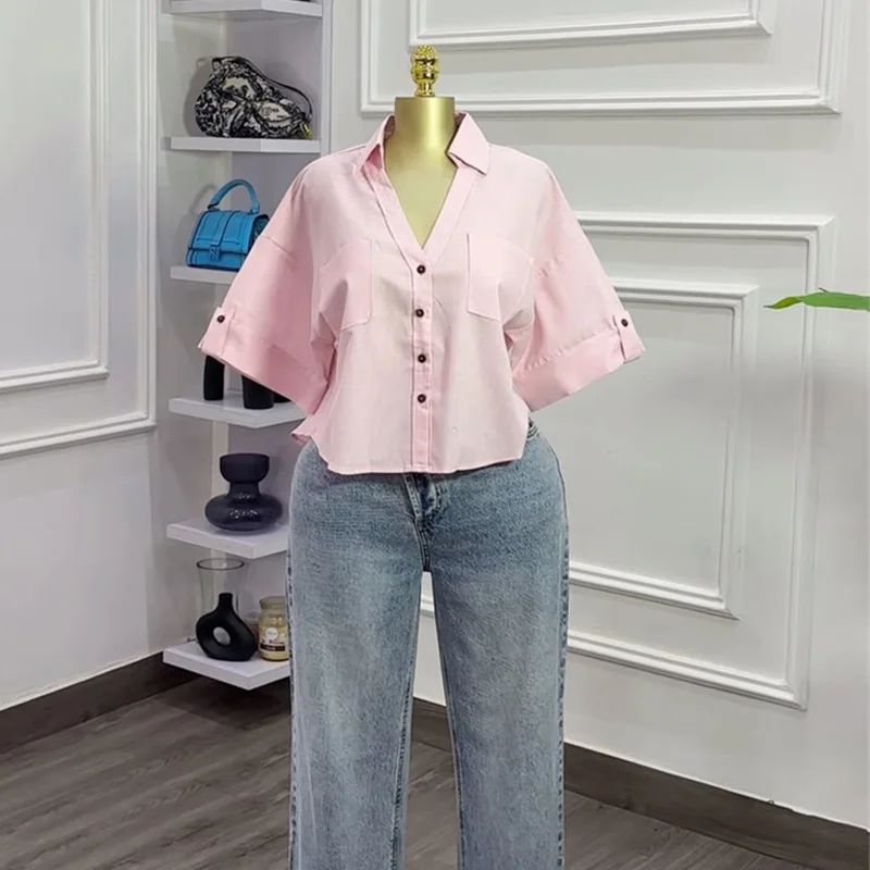Chemise à manches courtes pour femmes, couleur unie, col en V, boutonnée, chemisier court, poches, haut ample décontracté pour un usage quotidien et un Streetwear