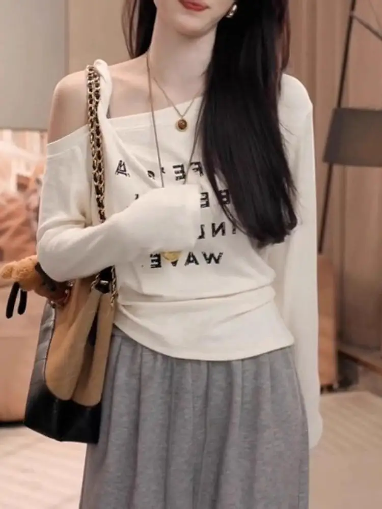 Retro Amerikanischer Buchstaben-Print Asymmetrisches Schulterfreies Langarm-T-Shirt Damen Slim Fit Sexy Basis-Top mit Freiliegenden Schultern