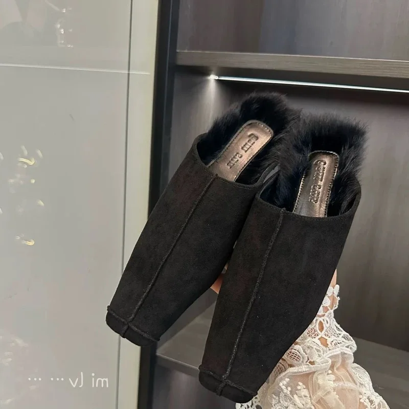 Nieuwe Luxe Harige Vrouwen Slippers Designer Muilezels Schoenen Winter Suède Bont SlidesTrend Vierkante Neus Lage Hakken Pluche Sneeuw Botas Mujer