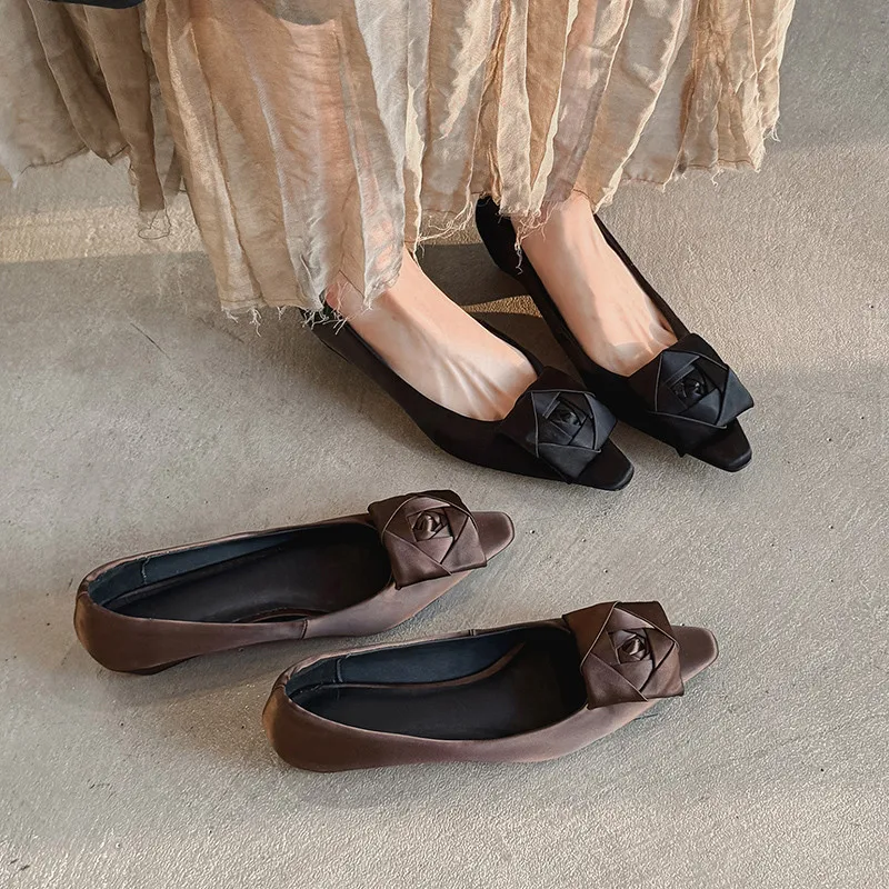 

MKKHOU Fashion Pumps New High Quality Silk Flower Square Head Middle Heel Shoes Commuter Women's Shoes