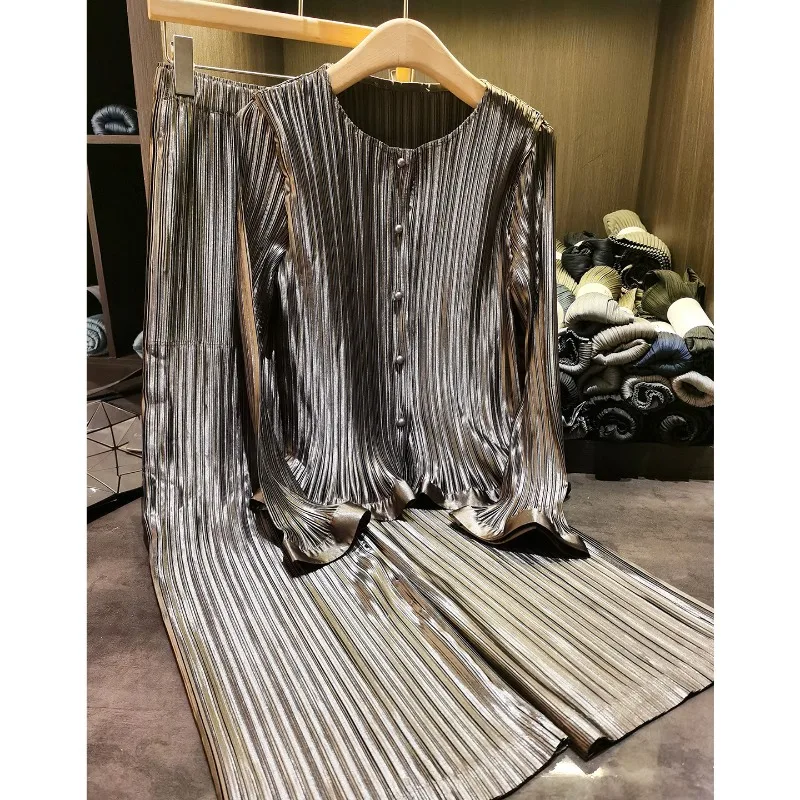 

Плиссированная блузка Miyake 2026: Новый женский комплект из двух предметов – топ с длинным рукавом и минималистичные прямые широкие брюки. Элегантный модный комплект.