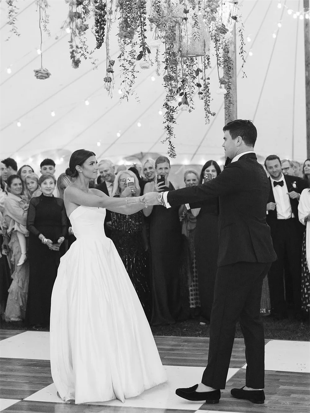 Tokyo Customized White Sweetheart Neckline Wedding Dresses Sleeveless Zip Elegant A-Line Bridal Gown Court Train Wedding Gown