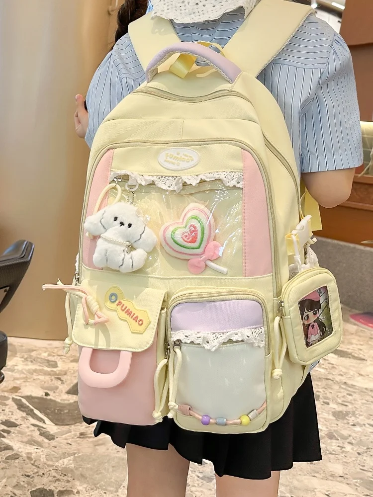 กระเป๋านักเรียนสีบล็อกขนาดใหญ่สำหรับนักเรียนหญิงระดับมัธยมปลาย นักเรียนประถมและมัธยมต้นก็สามารถใช้ได้ด้วย