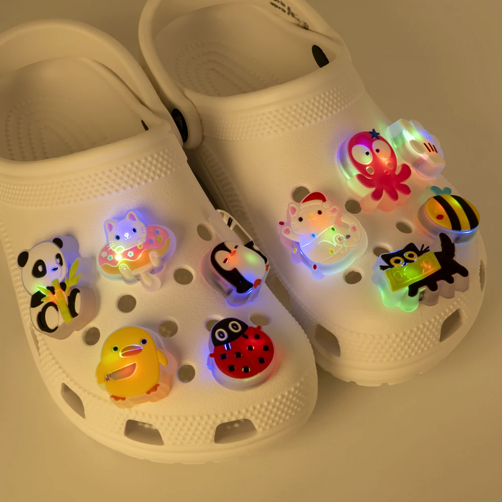 1 stücke LED Junge Schuh Charms Kinder LED Pins Gamepad Fußball Basketball Sport Niedlichen Tier Beleuchtete Schuh Zubehör Dekorationen schnalle – Detail 3