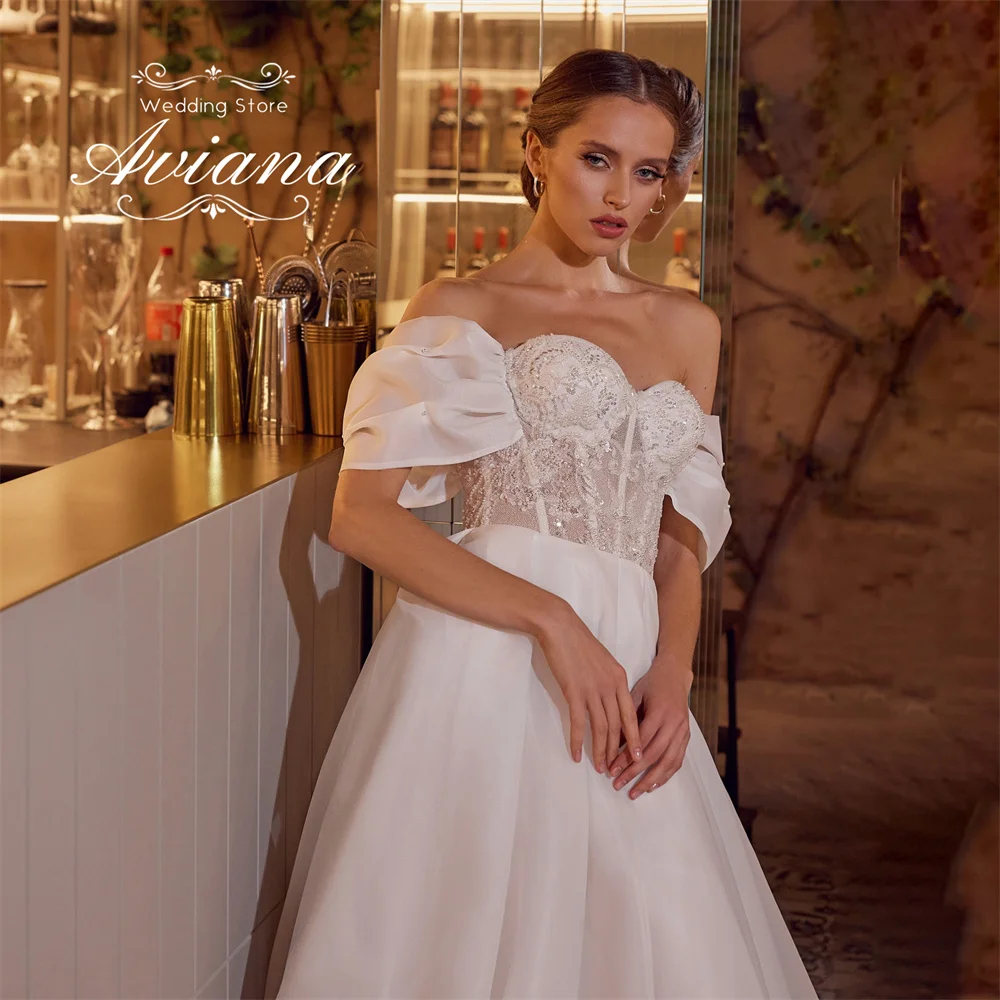 อาเวียนา คัสตอมไรซ์ เอ-ไลน์ลูกไม้แอพพลิเคชันเลื่อมชุดแต่งงานเย็บปักถักร้อยความยาวพื้นผูกเชือกคอร์เซ็ทแขนสั้น