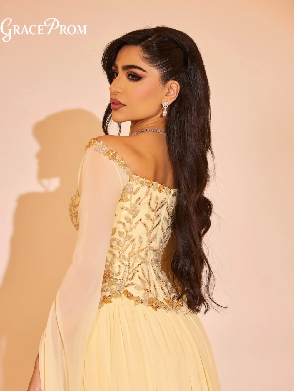 

Elegant Pale Yellow Off Shoulder Bodice Draped Sleeve Prom Party Dress Flowing Chiffon Evening Gown Wedding Guests فساتين سهرة