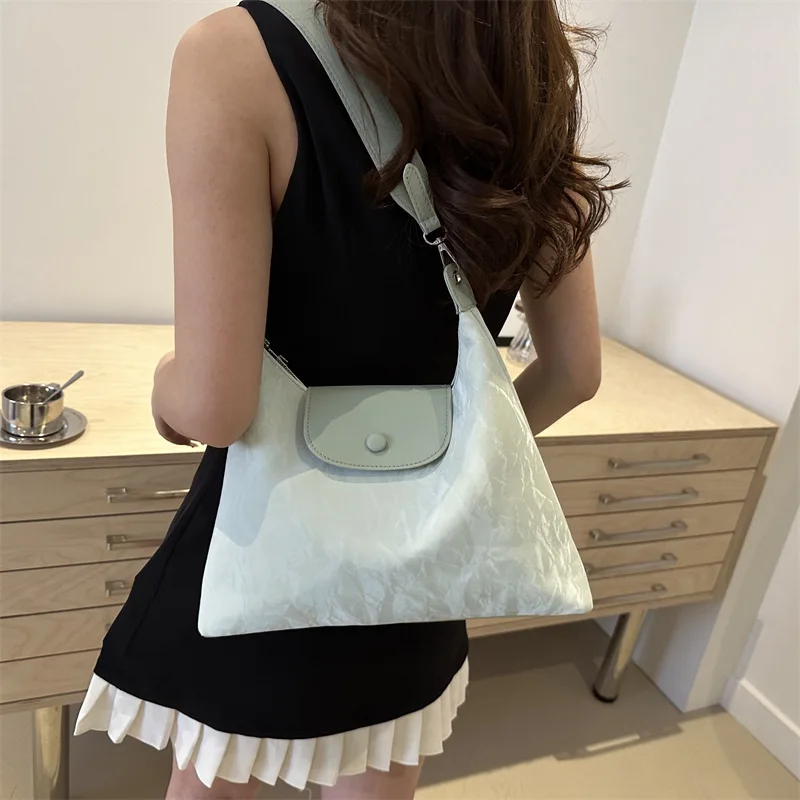 Prosta i duża torba na ramię dojeżdżająca do pracy w kolorze miętowej zieleni Modna damska torba na ramię 2024 Summer New Simple Messenger Bag
