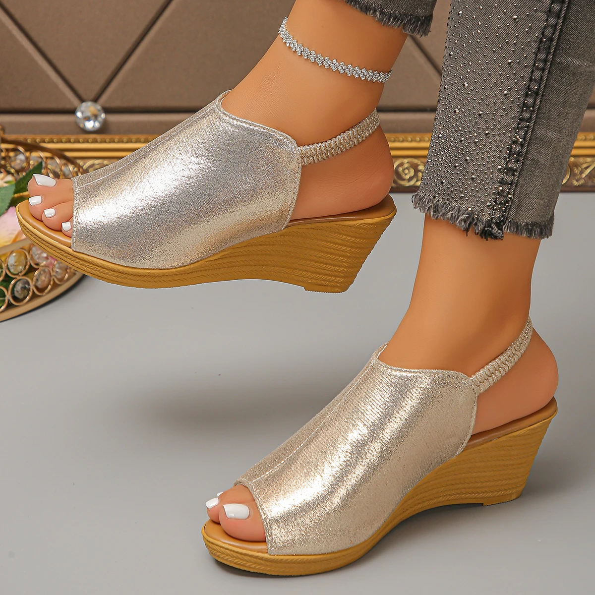 Wedge Heeled Sneaker - Damskie sandały na koturnie do użytku