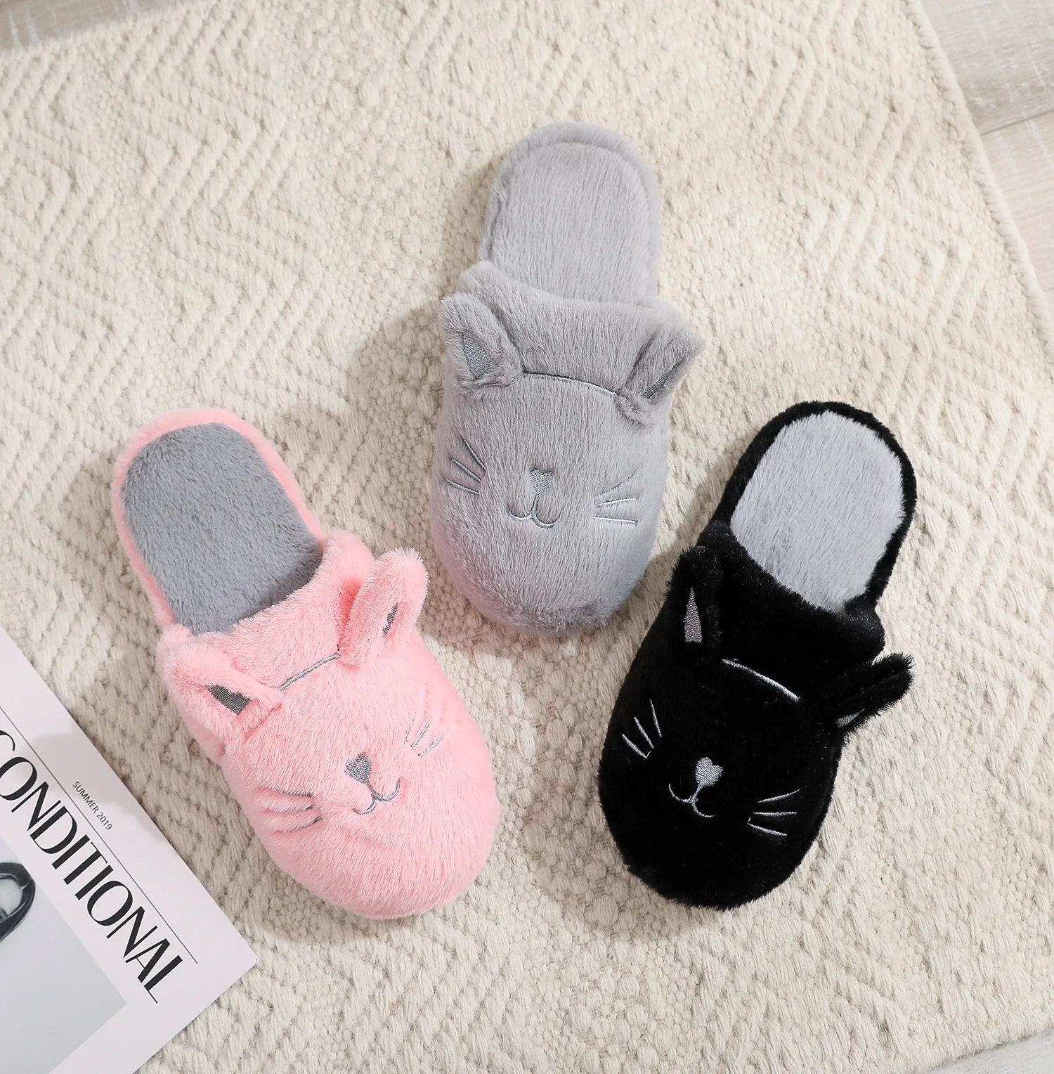 Winter Slippers Women Indoor Outdoor Furry Slippers Plush Cartoon Cat Cozy Lightweight Wood Floor Slippers Non Slip Sole Soft