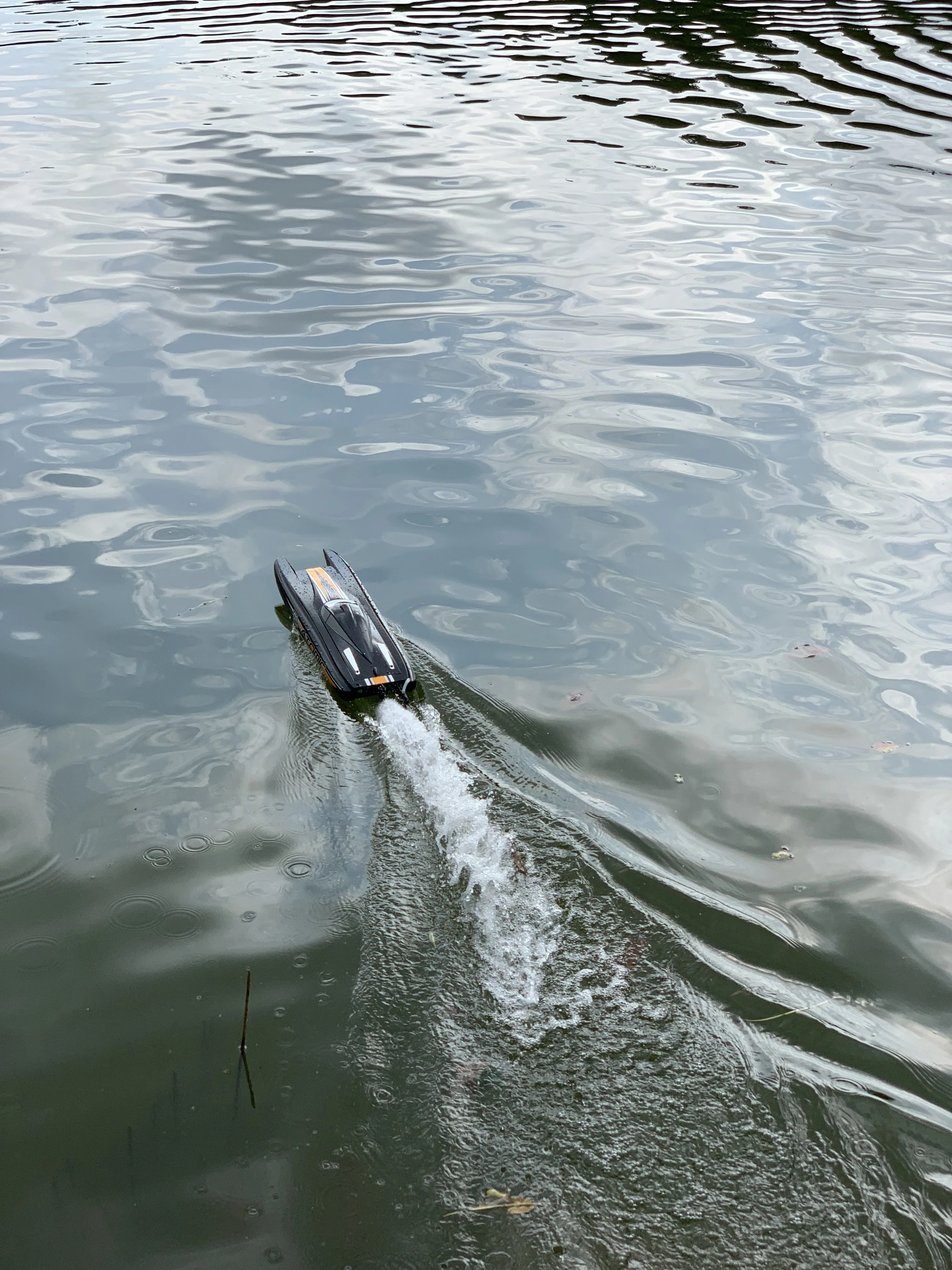 S022 radio controlled boat, 70CM, with max speed of 60 km / h, brushless motor, suitable for amateur boats, competitive adu