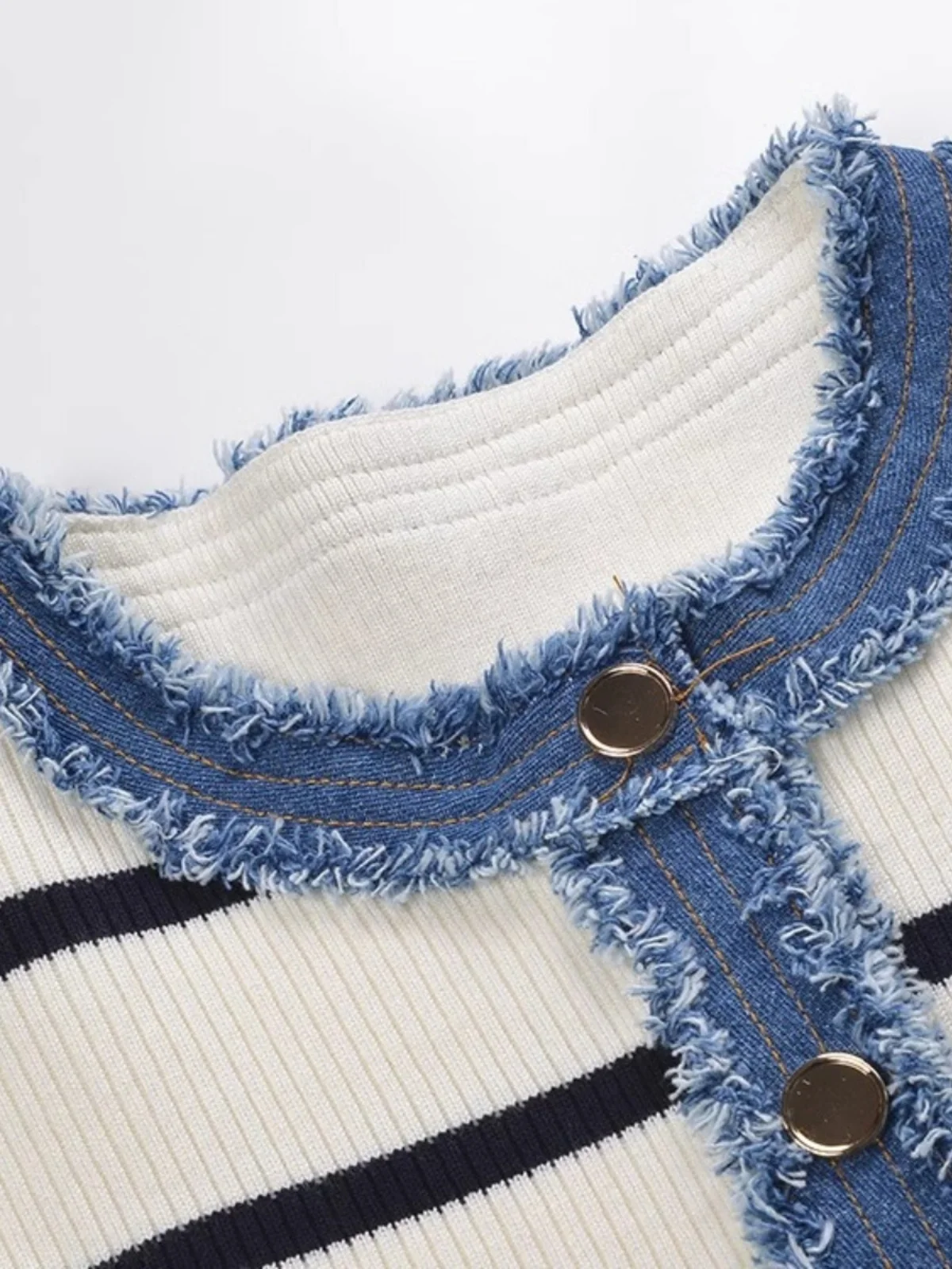 เสื้อคลุมคาร์ดิแกนผู้หญิง สไตล์ลำลอง ผ้าเดนิมผสมผสานลายปะติด แต่งขอบรุ่ย ลายทางถัก  คอลเลคชั่นฤดูใบไม้ผลิ 2025  ทรงหลวม  คอกลมต่ำ