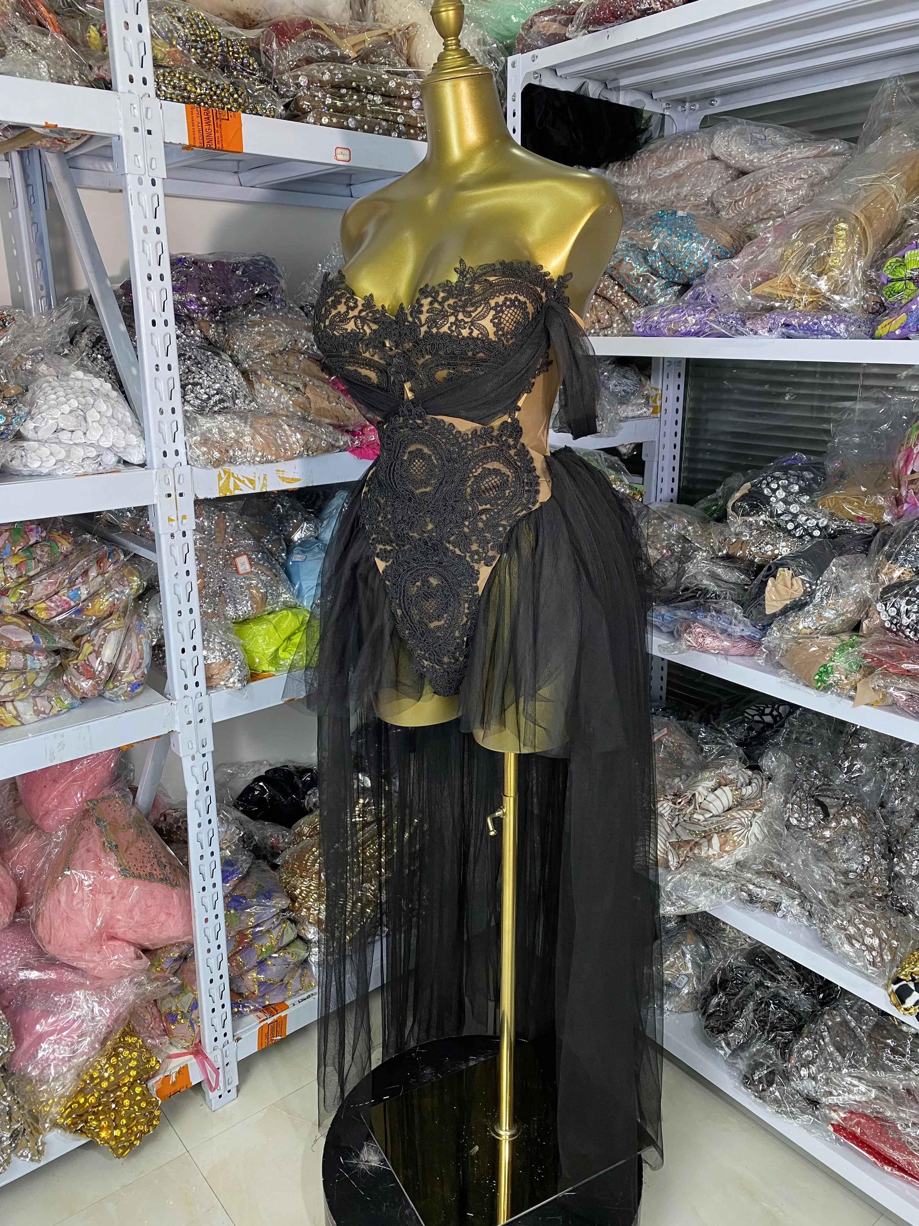 فستان نسائي فاخر للحفلات المسائية أسود بدون حمالات مطرز بالدانتيل وتنورة قصيرة من الأمام وطويلة من الخلف شبكية مكونة من قطعتين