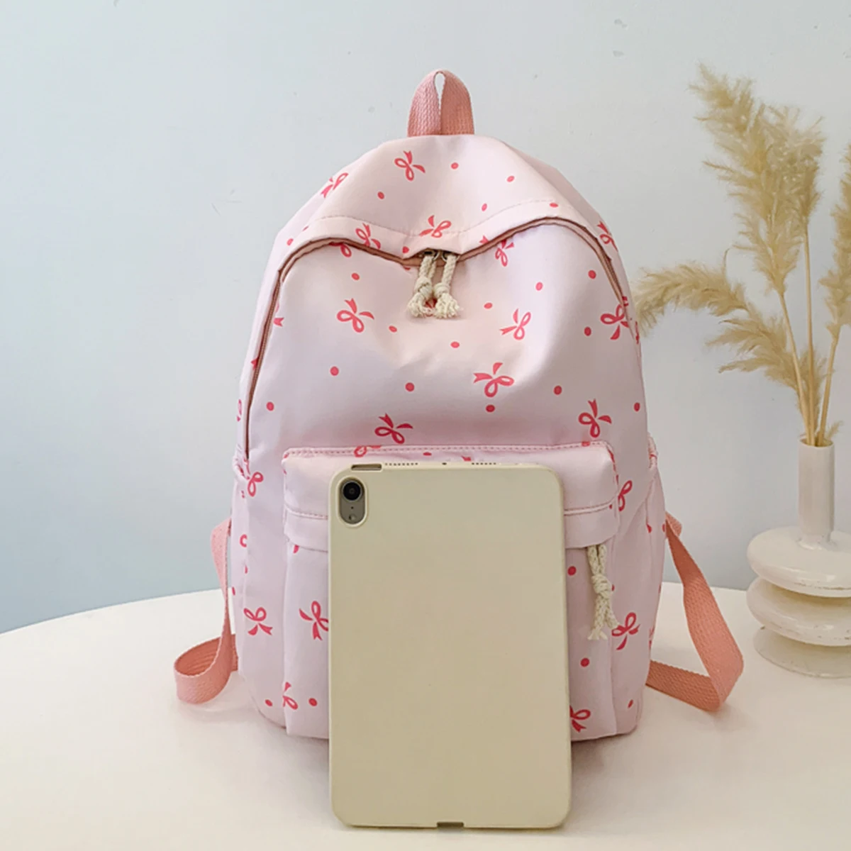 حقيبة ظهر لطيفة مطبوعة على شكل فيونكة للنساء مبطنة معززة بسعة كبيرة وحقيبة مدرسية متعددة الجيوب وأشرطة قابلة للتعديل للتنقل في الكلية