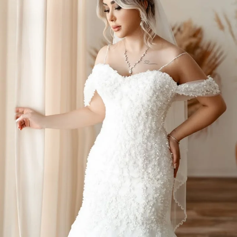 Abiti da sposa reali personalizzati con abito da ballo bianco brillante. Applicazione a strati di pizzo. Coda lunga realizzata Robe De