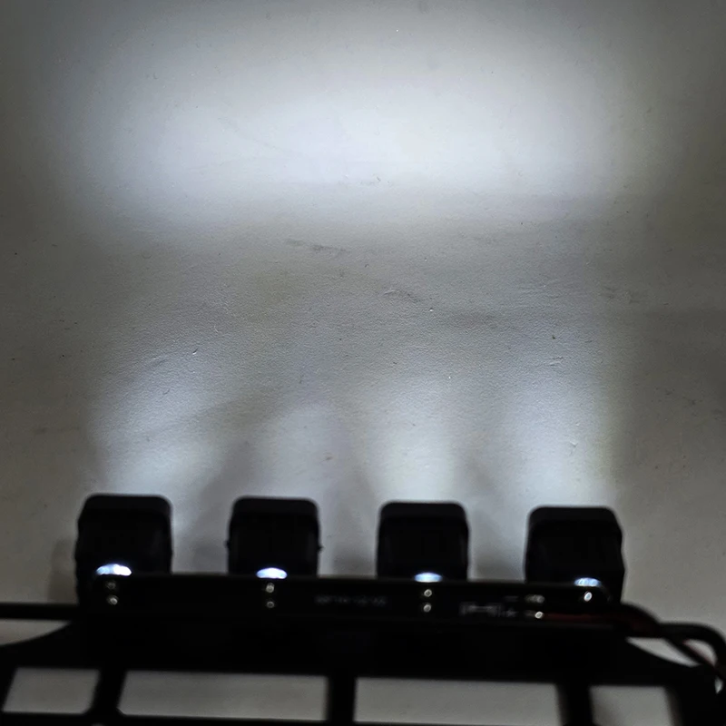 MN82 Metall Gepäckträger Dachträger Mit LED-Licht RC Modell Auto Upgrade Teile Zubehör Simulation Dachträger Mit Vier Lichtern