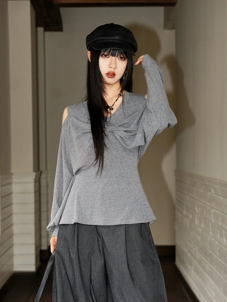 

Новинка ранней весны: женский вязаный топ с V-образным вырезом и открытыми плечами, из мягкой полиэстеровой смеси, с длинными рукавами.