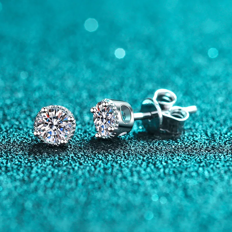 Exquisite Platinum PT950 Blinking Four-Prong Moissanite Earrings, Simple Little Daisy Diamond-Set Wedding Gift Earrings Women
